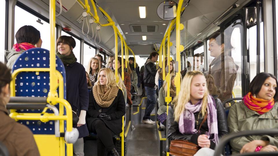 Eine große Gruppe von Personen sitzt in einem Bus