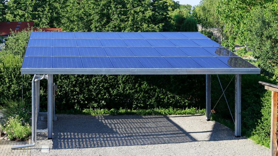Neuer Carport mit halbtransparenten Photovoltaik-Modulen